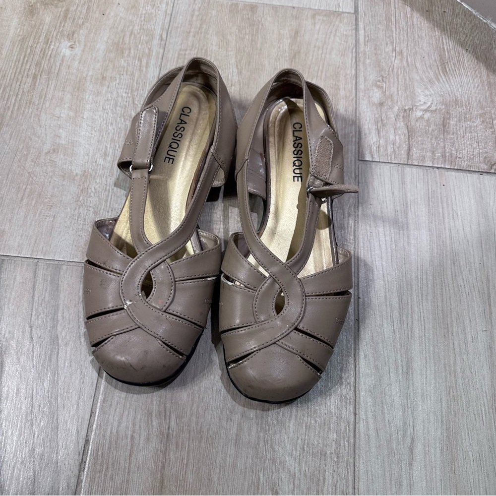 Classique women’s tan  shoes - size 7